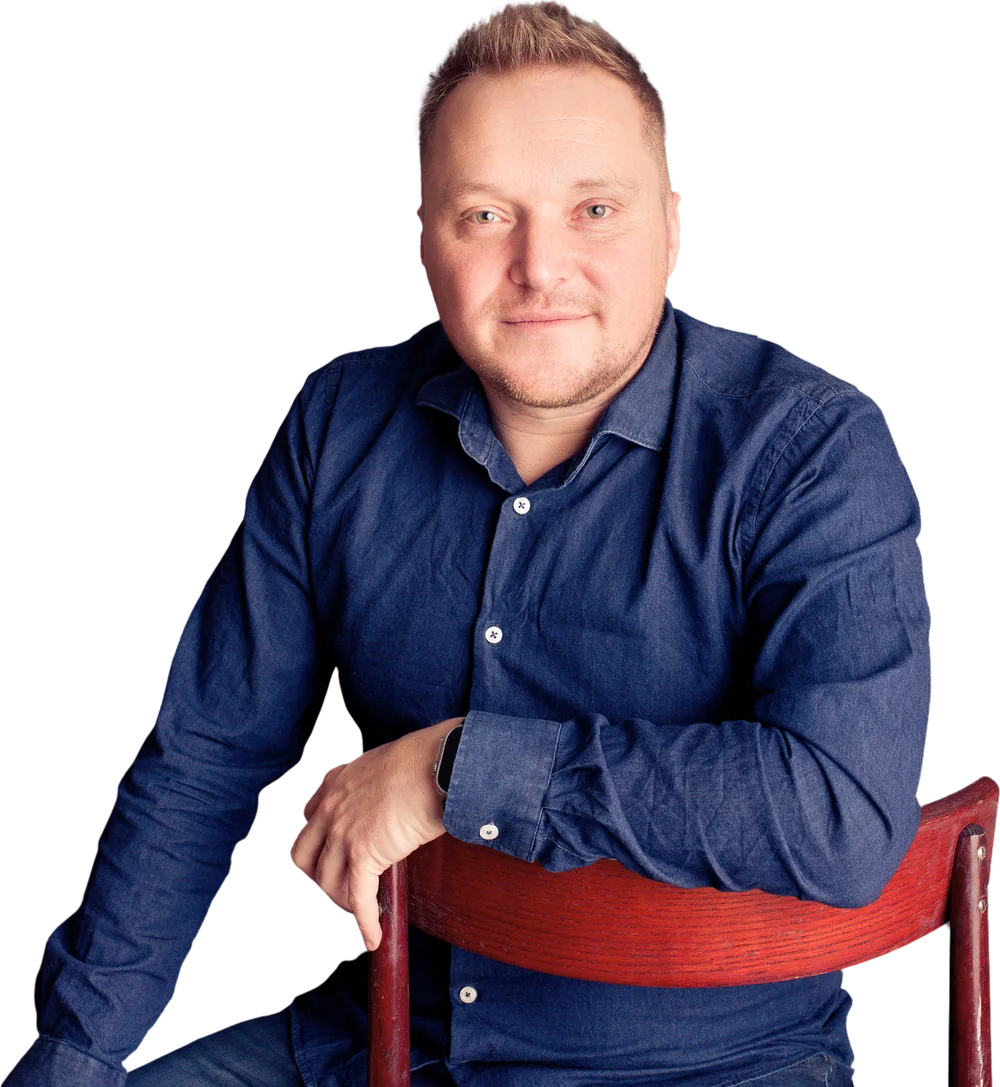 Jaroslav Svoboda sedí na židli a usmívá se
